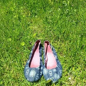 Super cute, scrunchy UGG flats